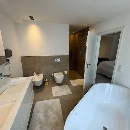Luxurioese Am Stadion